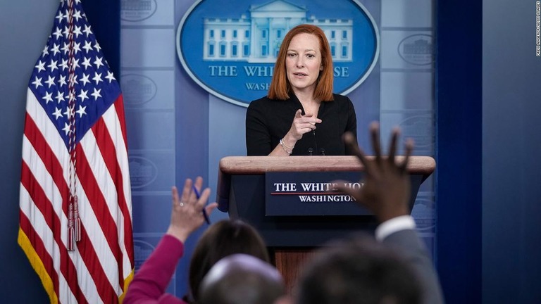 記者会見を行う米ホワイトハウスのサキ大統領報道官＝３月３０日、米ワシントンＤＣ/Drew Angerer/Getty Images