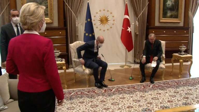 所在なげに立つフォンデアライエン欧州委員長（左）と、着席したミシェル欧州理事会議長（中央）およびトルコのエルドアン大統領（右）/EBS