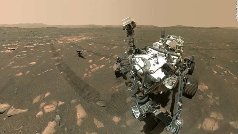 ＮＡＳＡの火星探査車「パーサビアランス」が「インジェニュイティ」（写真後方）とともに自撮りした写真/JPL-Caltech/MSSS/NASA