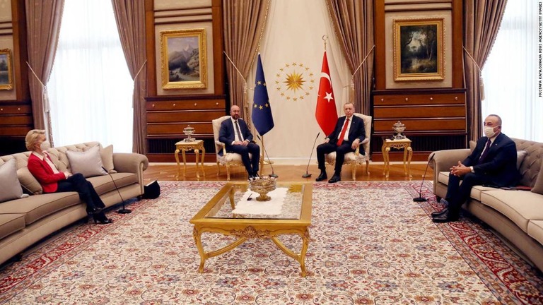 ＥＵの首脳２人はトルコの首都アンカラでエルドアン氏と会談した＝６日/Mustafa Kaya/Xinhua News Agency/Getty Images