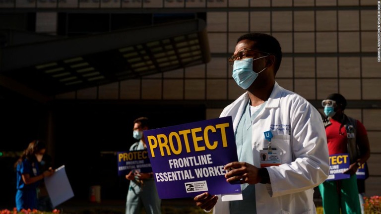 米ロサンゼルスで医療従事者向けの感染防止策の強化を訴える医師/PATRICK T. FALLON/AFP/AFP via Getty Images