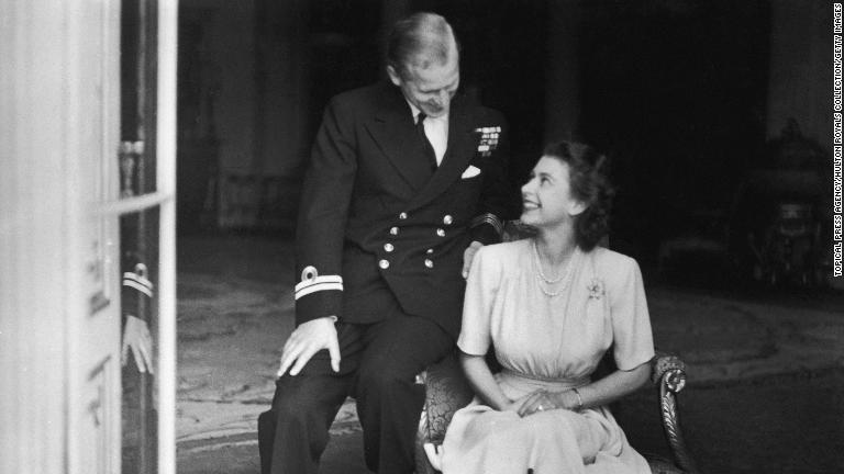 １９４７年７月、婚約者のエリザベス王女と。フィリップ殿下は英国に帰化し、母の実家の家名である「マウントバッテン」を姓に選んだ/Topical Press Agency/Hulton Royals Collection/Getty Images