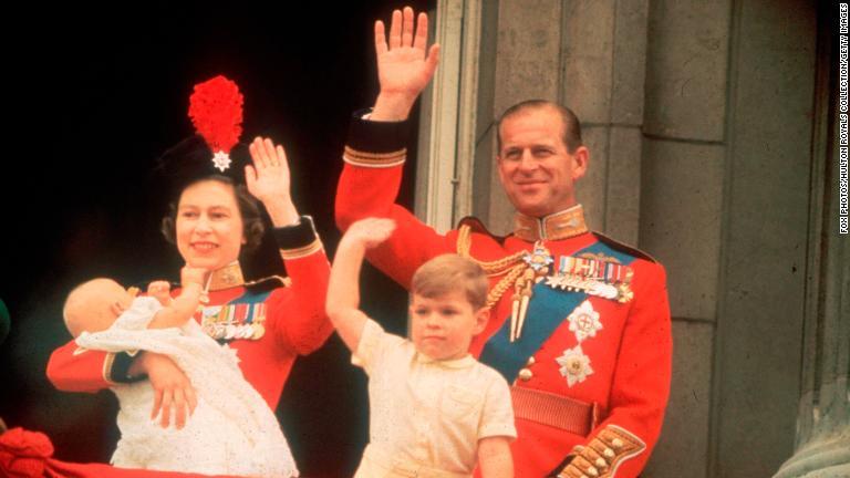 アンドルー、エドワード両王子とバッキンガム宮殿のバルコニーから手を振る＝１９６４年６月/Fox Photos/Hulton Royals Collection/Getty Images