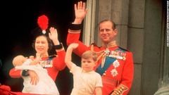 アンドルー、エドワード両王子とバッキンガム宮殿のバルコニーから手を振る＝１９６４年６月