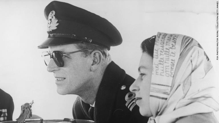 １９５２年２月６日に国王ジョージ６世が死去した後、英連邦諸国を旅するフィリップ殿下とエリザベス王女/Fox Photos/Hulton Royals Collection/Getty Images