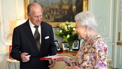 バッキンガム宮殿でエリザベス女王がフィリップ殿下にニュージーランド最高位の勲章、ニュージーランド勲章を贈呈する＝２０１３年６月