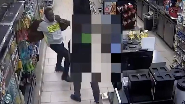 アジア系セブン店員に暴行の疑い、男逮捕 米マンハッタン 米ニューヨーク市警は7日、マンハッタン・ミッドタウンにあるコンビニ「セブン―イレブン」の店員にアジア系市民を嫌悪する言葉を吐きながら顔を複数回殴る暴行を働いた容疑で男を逮捕した/From NYPD Crime Stoppers/Twitter
