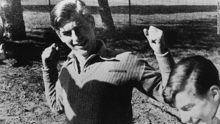 フィリップ殿下は4人きょうだいの末っ子で唯一の男の子だった。1930年に両親が別居状態になると、英イングランドへ送られ、母方の祖母とおじに育てられた/Hulton Archive/Getty Images
