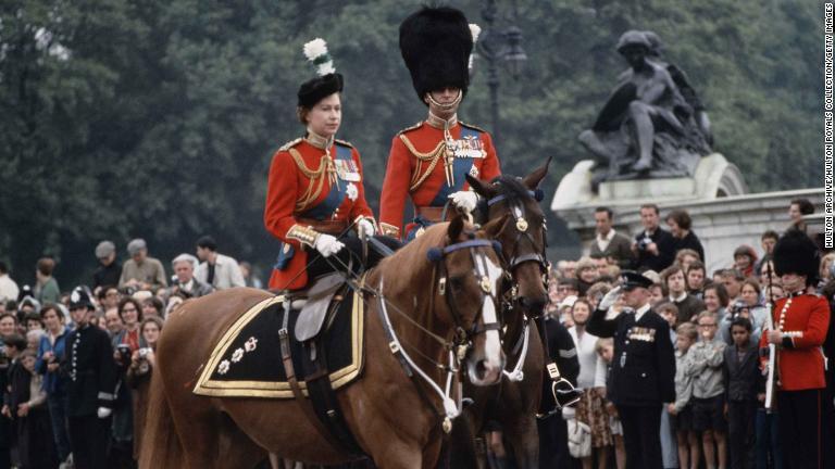 式典の後、バッキンガム宮殿に帰還するエリザベス女王とフィリップ殿下＝１９６５年６月/Hulton Archive/Hulton Royals Collection/Getty Images
