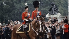 式典の後、バッキンガム宮殿に帰還するエリザベス女王とフィリップ殿下＝１９６５年６月