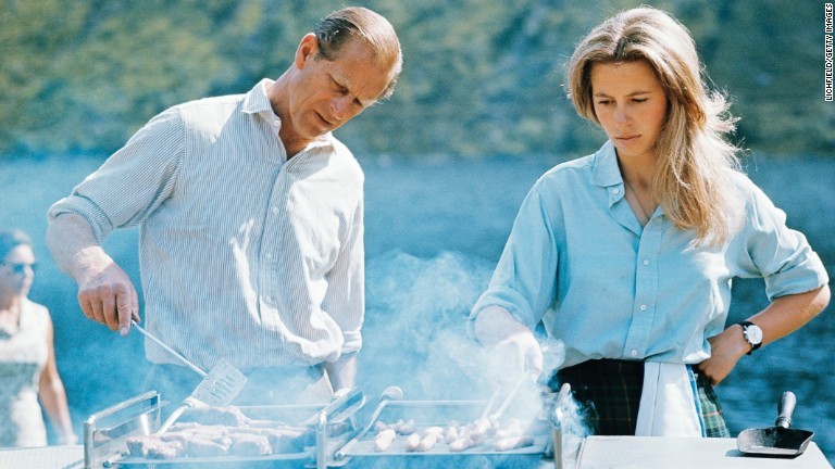 バルモラル城で娘のアン王女とバーベキューをする＝１９７２年８月/Lichfield/Getty Images