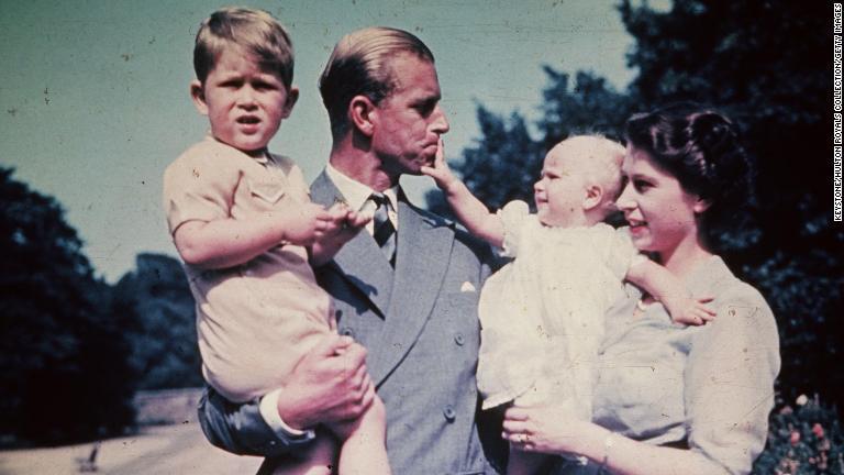 チャールズ皇太子（左）とアン王女を抱く＝１９５１年８月/Keystone/Hulton Royals Collection/Getty Images