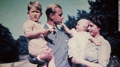 チャールズ皇太子（左）とアン王女を抱く＝１９５１年８月