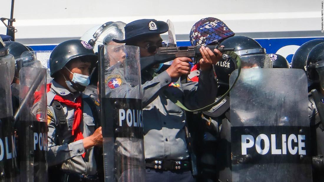 クーデターに反対する抗議デモ隊と衝突する中銃を構える警官＝２月９日、ネピドー/Stringer/AFP/Getty Images