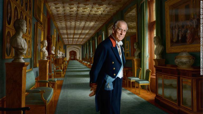 画家のラルフ・ハイマンスが描いたフィリップ殿下の肖像画。背景はウィンザー城のグランド・コリドー。２０１７年１２月にお披露目された/Ralph Heimans/Buckingham Palace Handout/PA Wire via Getty Images