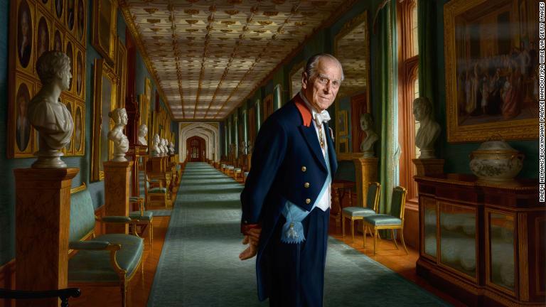 画家のラルフ・ハイマンスが描いたフィリップ殿下の肖像画。背景はウィンザー城のグランド・コリドー。2017年12月にお披露目された/Ralph Heimans/Buckingham Palace Handout/PA Wire via Getty Images