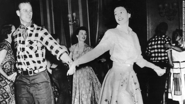 カナダのオタワでエリザベス王女とダンスを踊る=1951年10月/Keystone/Hulton Royals Collection/Getty Images