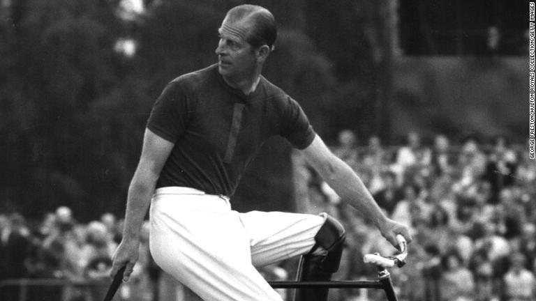 サイクルポロの試合に出場するフィリップ殿下＝１９６７年８月/George Freston/Hulton Royals Collection/Getty Images