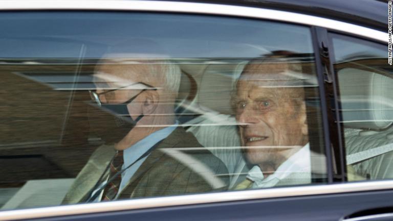 心臓の手術を受けたロンドンの病院を後にするフィリップ殿下=2021年3月/JUSTIN TALLIS/AFP/Getty Images