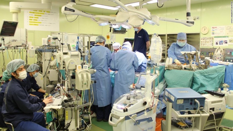 コロナ患者への肺の移植手術を行う医師ら/Kyoto University Hospital 