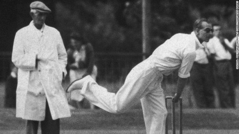 クリケットの試合に出場するフィリップ殿下＝１９４９年７月/Central Press/Hulton Royals Collection/Getty Images
