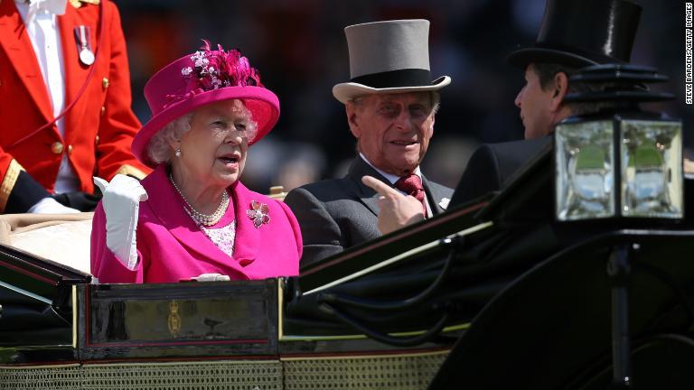 ロイヤル・アスコット競馬に到着するエリザベス女王とフィリップ殿下＝２０１４年６月/Steve Bardens/Getty Images