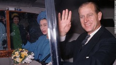 ウェストミンスター寺院を出発するフィリップ殿下とエリザベス女王＝１９６６年４月