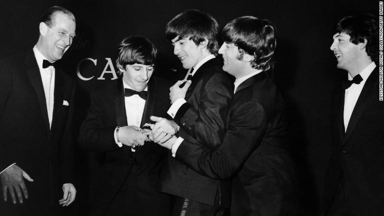 授賞式でビートルズのメンバーと談笑＝１９６４年３月/Keystone/Hulton Royals Collection/Getty Images