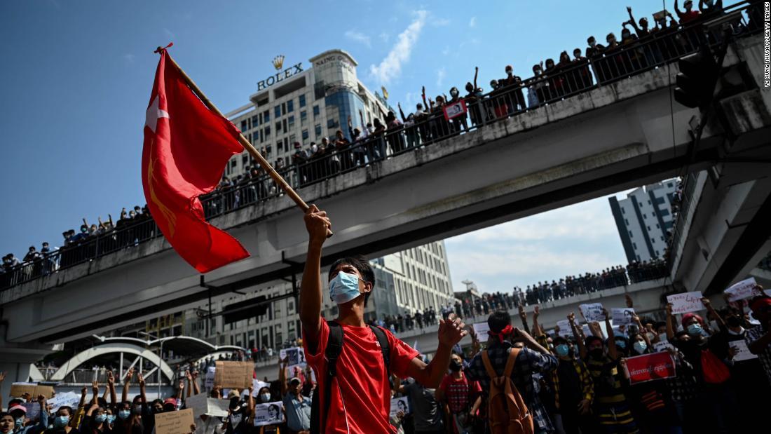 ヤンゴン中心部に集まる抗議デモ隊＝２月８日/Ye Aung Thu/AFP/Getty Images