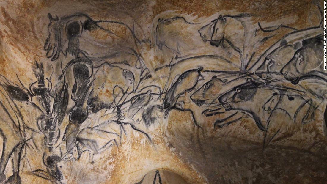 フランス南部にあるショーべ洞窟の壁画。紀元前３万年ごろに描かれたとされる