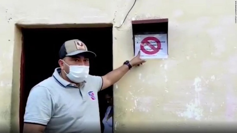 コロナ対策として、ベネズエラの首長が感染者のいる住宅に警戒マークを貼りつけている/Courtesy luisadrianduque