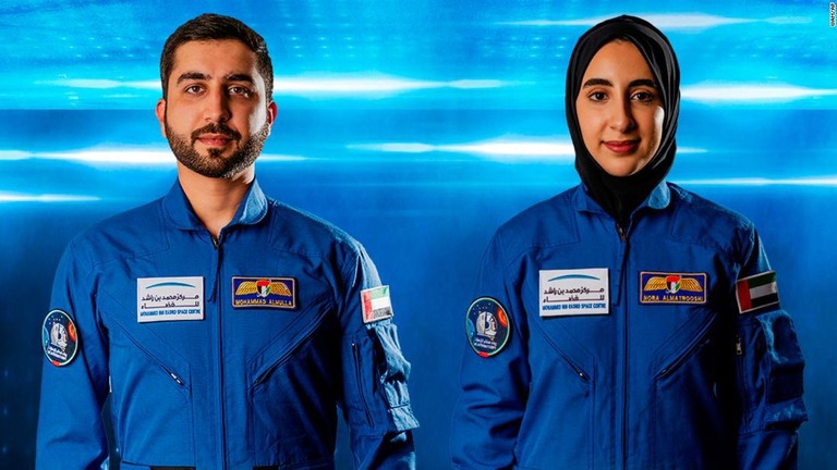 アラブ首長国連邦（ＵＡＥ）の宇宙飛行士として、ヌーラ・マトルーシさん（右）とムハンマド・ムッラさんが選ばれた/WAM/AP