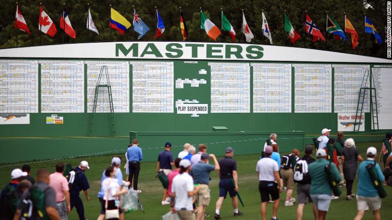 3日目、荒れ模様の天気で観客が移動。試合は一時中断=10日/Mike Ehrmann/Getty Images