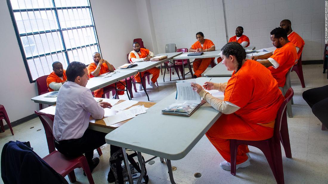 既存の単位取得のプログラムに参加する受刑者=2018年/Lisa Helfert/Georgetown University