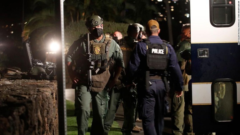 ホノルル警察が現場のホテルに出動＝１０日夜
/Cindy Ellen Russell/Honolulu Star-Advertiser/AP