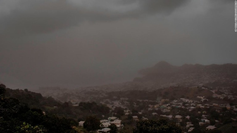 火山灰がセントビンセント島キングスタウン上空を覆う＝１０日/(AP Photo / Lucanus Ollivierre)/AP