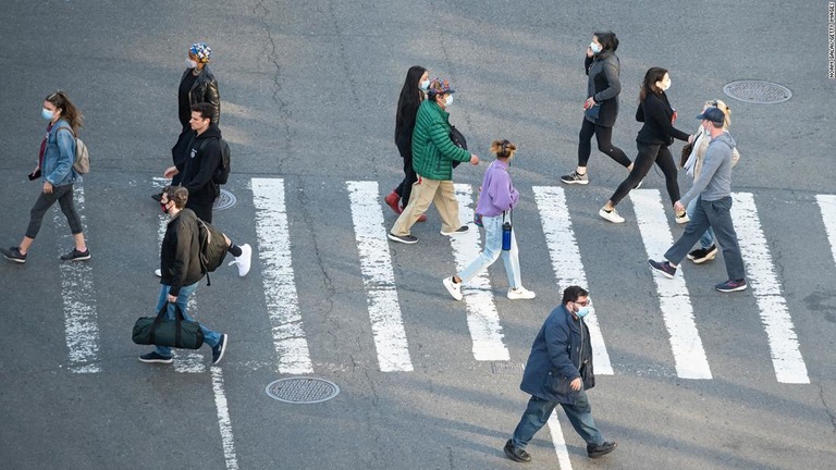 ニューヨーク市マンハッタン・キップスベイの通りを歩く人々＝４月６日/Noam Galai/Getty Images