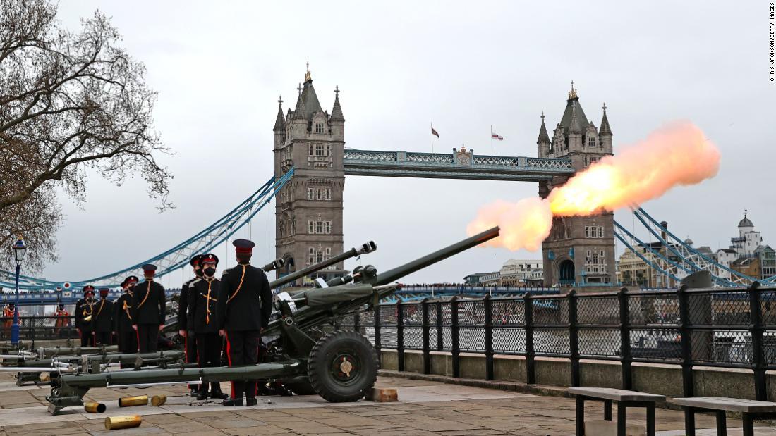 フィリップ殿下死去を受けロンドンのタワーブリッジ近くで弔砲が放たれた/Chris Jackson/Getty Images
