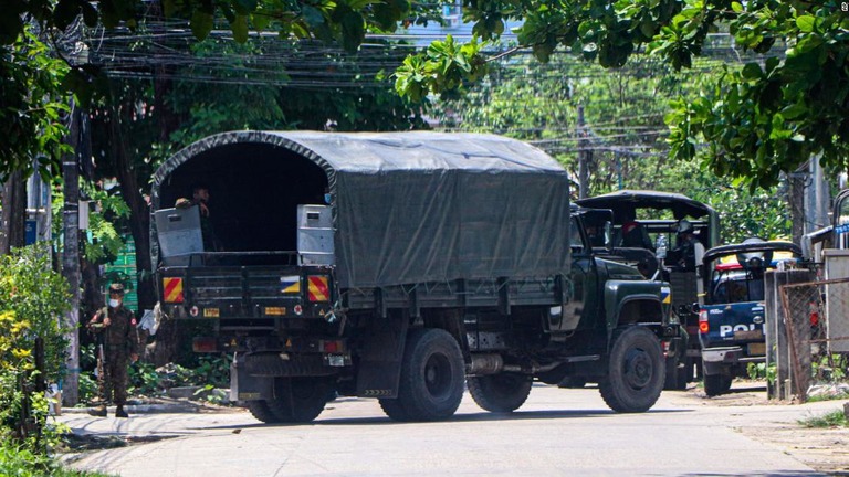 ヤンゴンでクーデター反対の抗議デモの集会阻止のために道路に停車する警察のトラック＝９日/AP