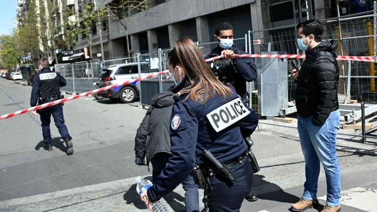 発砲で１人が死亡、１人が重体となった。警察は病院付近を封鎖/Anne-Christine Poujoulat/AFP/Getty Images