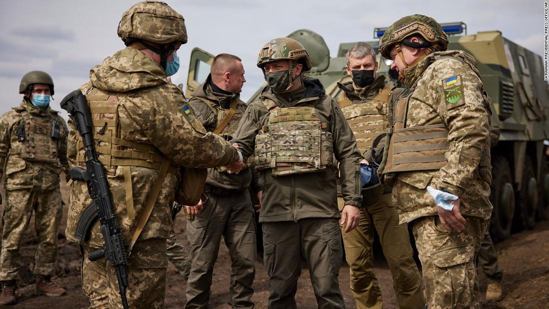 長引く戦争で兵士らは疲弊していると、ゼレンスキー氏は語る/Ukrainian Presidential Press Office/AP