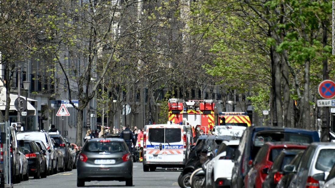 アンリー・デュナン病院前に出動する警察や消防/Anne-Christine Poujoulat/AFP/Getty Images