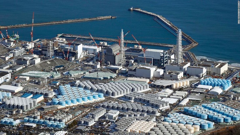 日本政府は、東京電力福島第一原子力発電所の処理済み汚染水について、２年後をめどに海洋放出する方針を明らかにした/Kota Endo/Kyodo News/AP