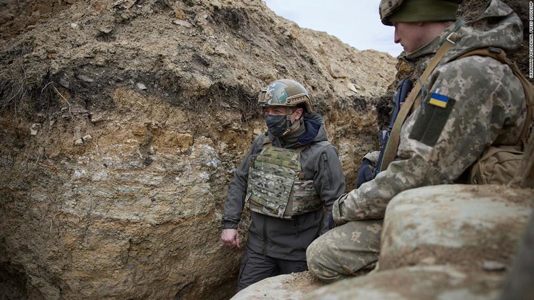 自国の兵士とともに最前線を歩くウクライナのゼレンスキー大統領/Ukrainian Presidential Press Office/AP