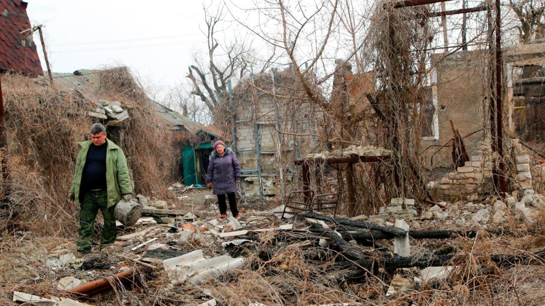 最前線近くの破壊された自宅へ所持品を探しに戻った住民/AP