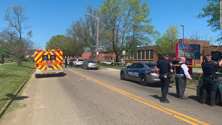 現場のオースティンイースト・マグネット高校に複数の当局者が展開/From Knoxville Police TN/Twitter