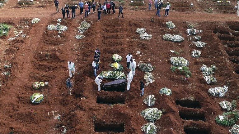 コロナ関連の合併症で死亡した人が埋葬されるブラジル・サンパウロの墓地/Andre Penner/AP