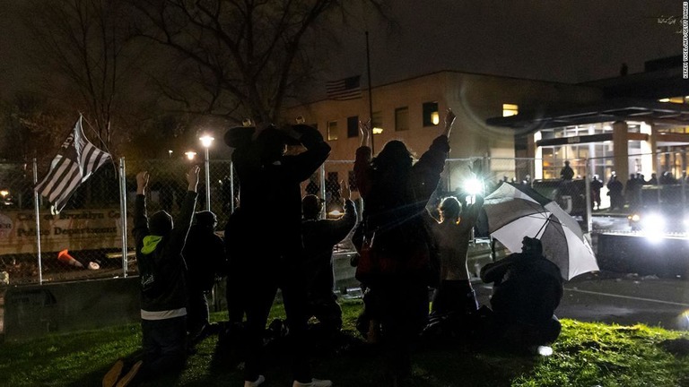 ダンテ・ライトさん死亡を受けた抗議デモ参加者が夜間外出禁止令の中警官に「撃たないで」と叫ぶ/Kerem Yucel/AFP/Getty Images