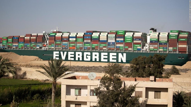 スエズ運河で再浮上したエバーギブン＝３月２９日/Mahmoud Khaled/Getty Images