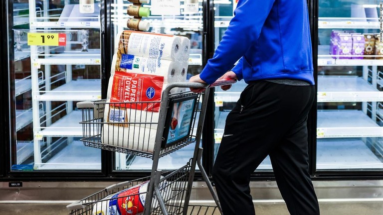 米国内のトイレットペーパーの売り上げは前年同期比で約３３％減少した/Michael Ciaglo/Getty Images 